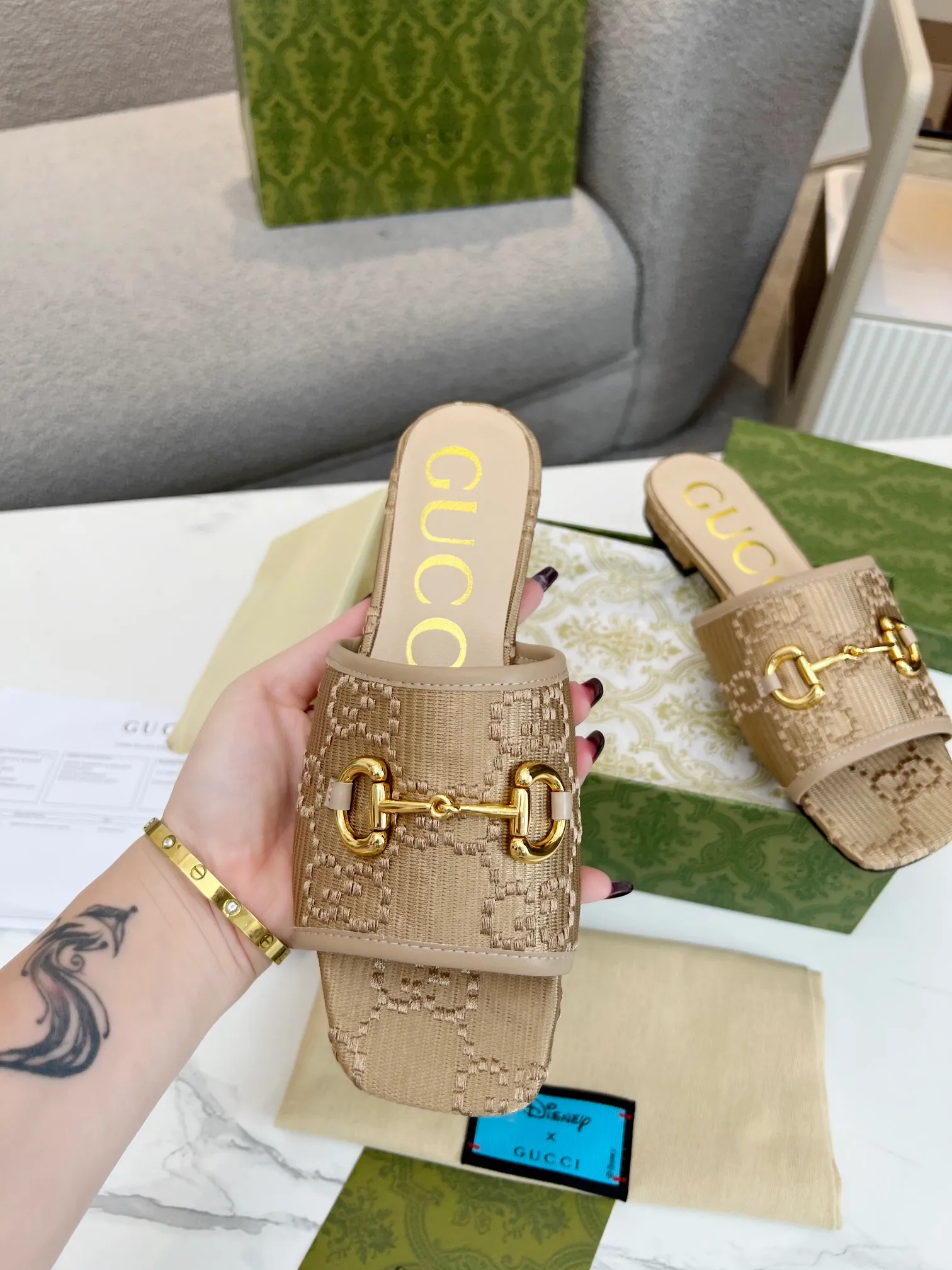 👟👟Ex-factory price 320👟👟 Genuine leather sole +30 👑GUCCI official website's latest hot model, the North Face cooperation model 2023 spring and summer sandals, top quality sale Purchase genuine product development. The material and craftsmanship are consistent with the original version (welcome to compare) Upper: Original jacquard double G cloth ➕Electric embroidery font ~ One-word upper Lining: Mixed sheepskin Outsole: Italian private mold rubber outsole Bottom thickness: flat Size number: 35-43